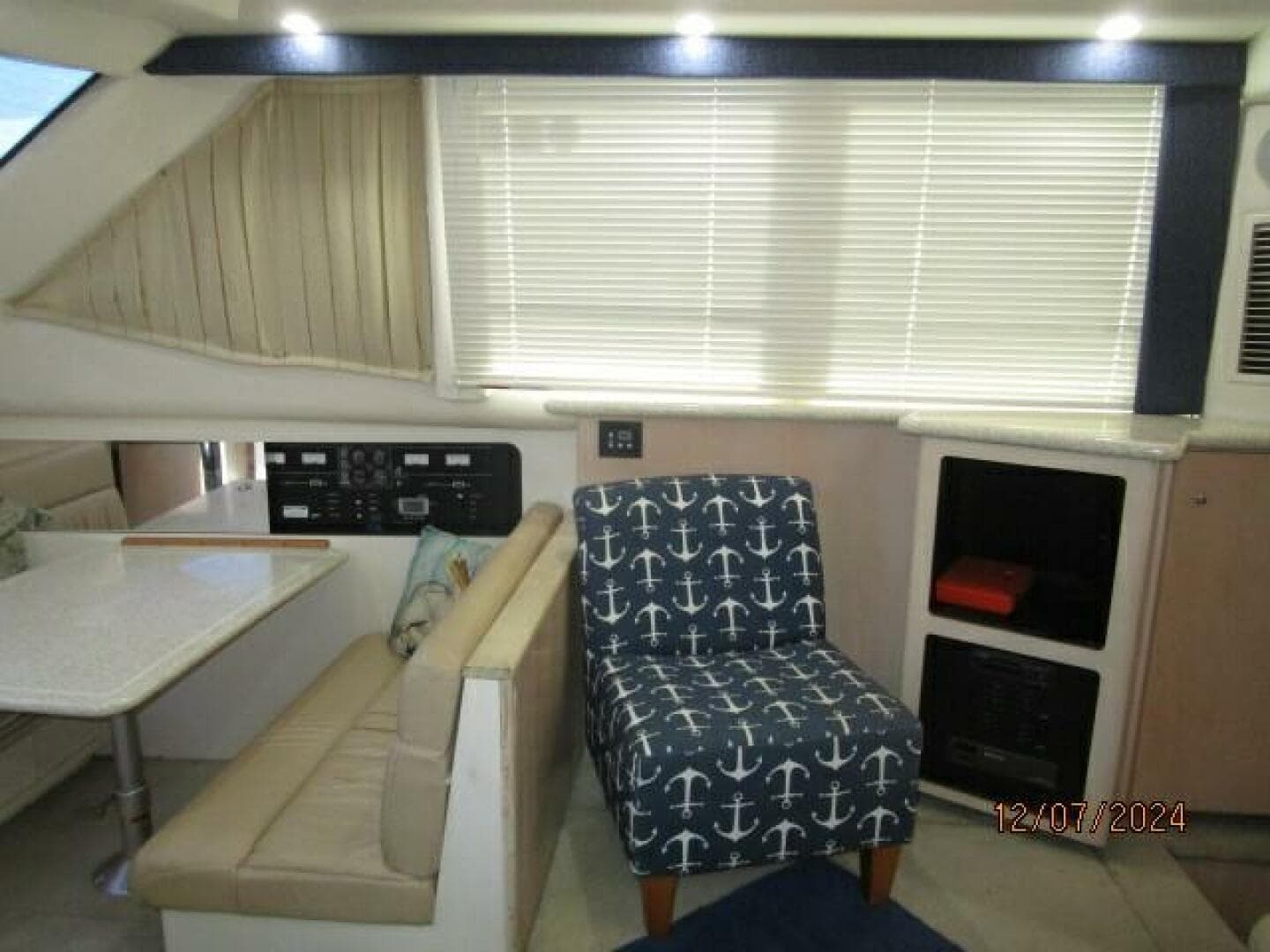 40' Carver salon starboard