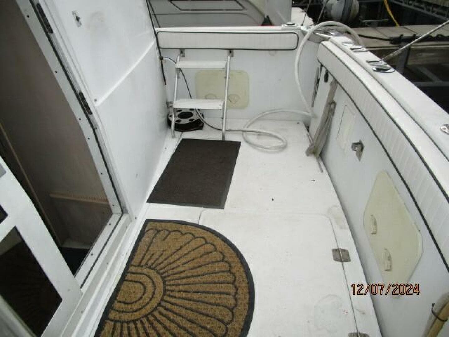 40' Carver cockpit starboard