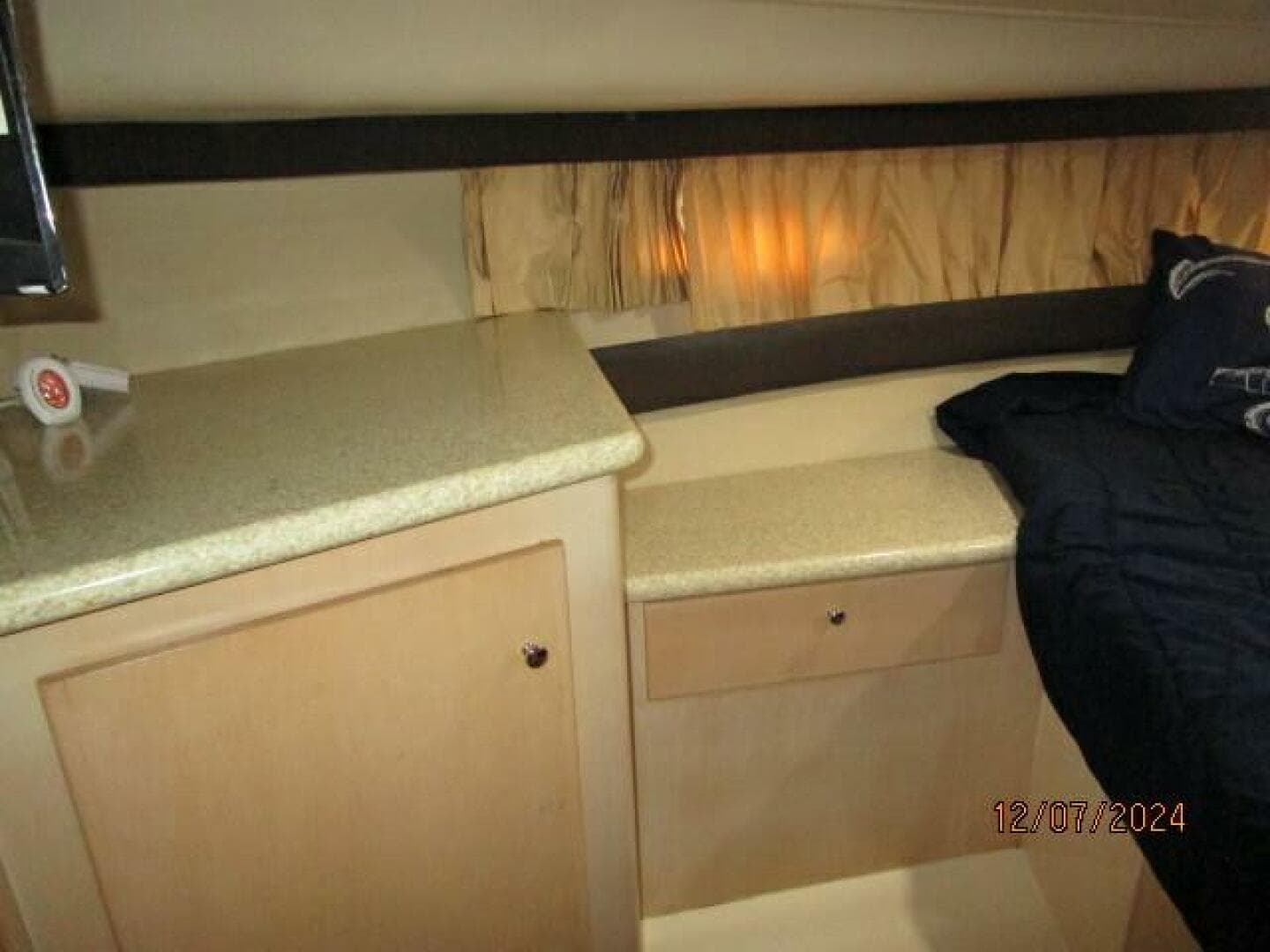 40' Carver guest stateroom port