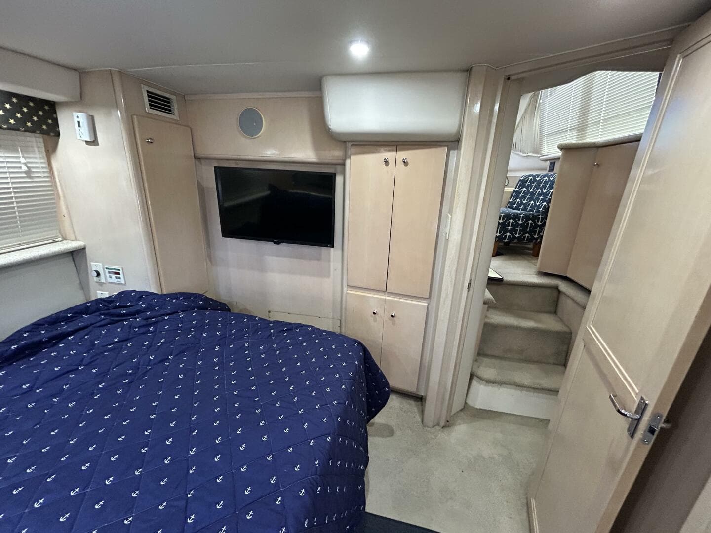40' Carver master stateroom aft