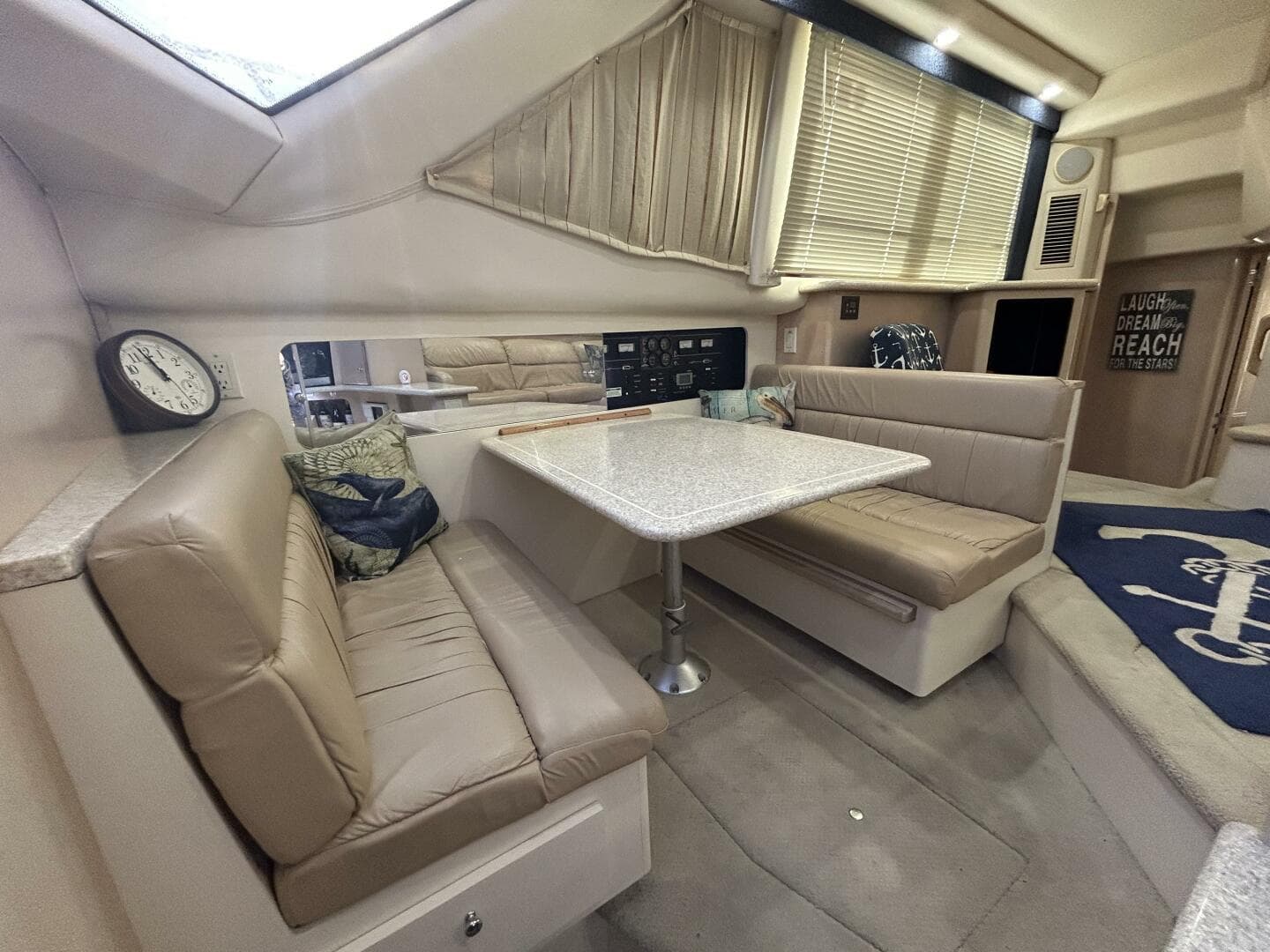 40' Carver dinette2