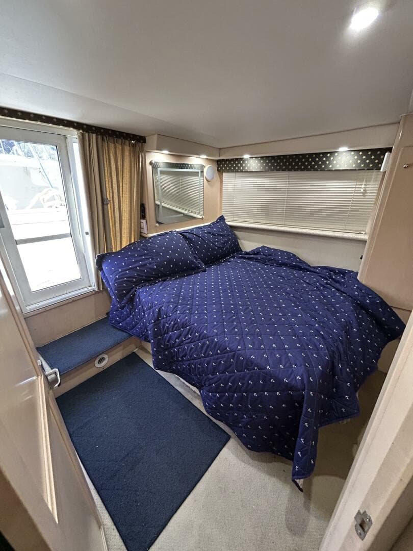 40' Carver master stateroom