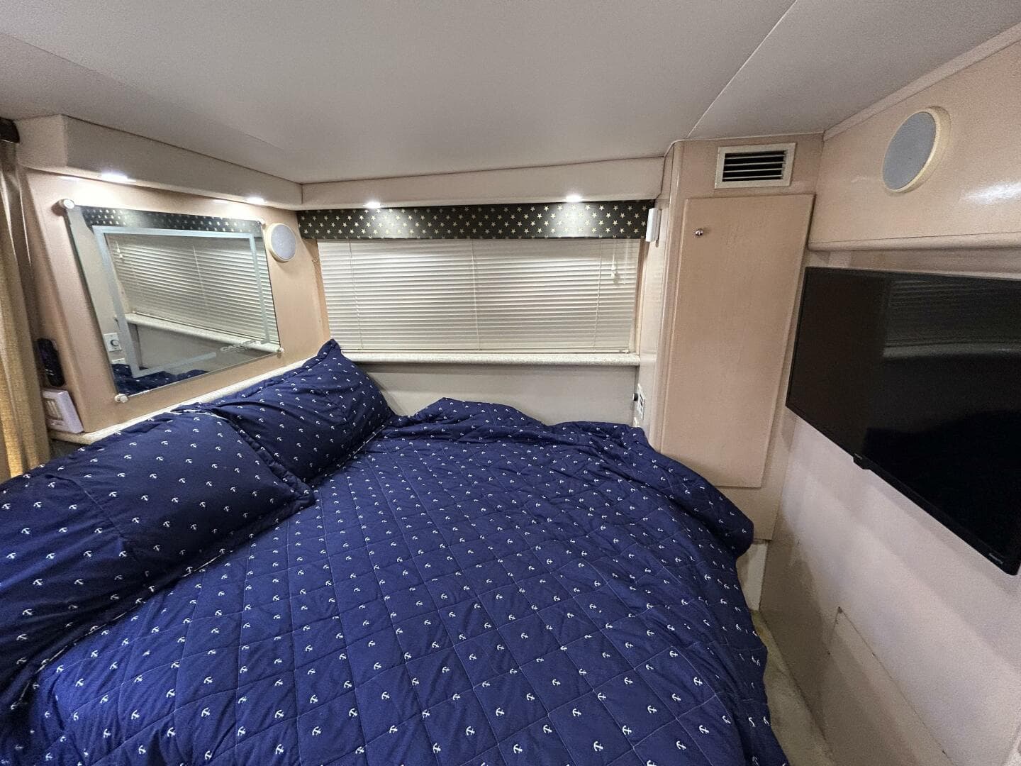 40' Carver master stateroom port