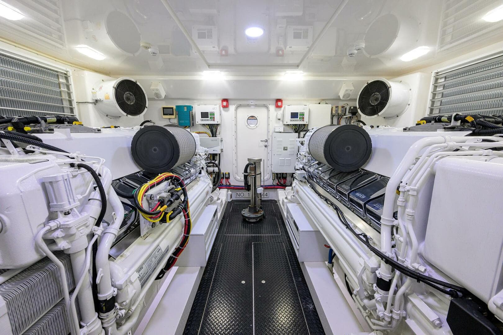 Viking 92 CHINA TIME - Engine Room
