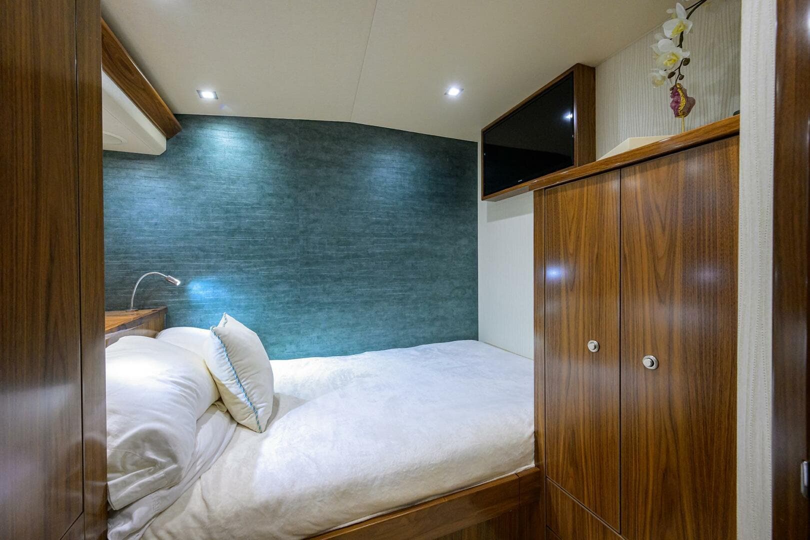 Viking 92 CHINA TIME - Mid Port Guest Stateroom