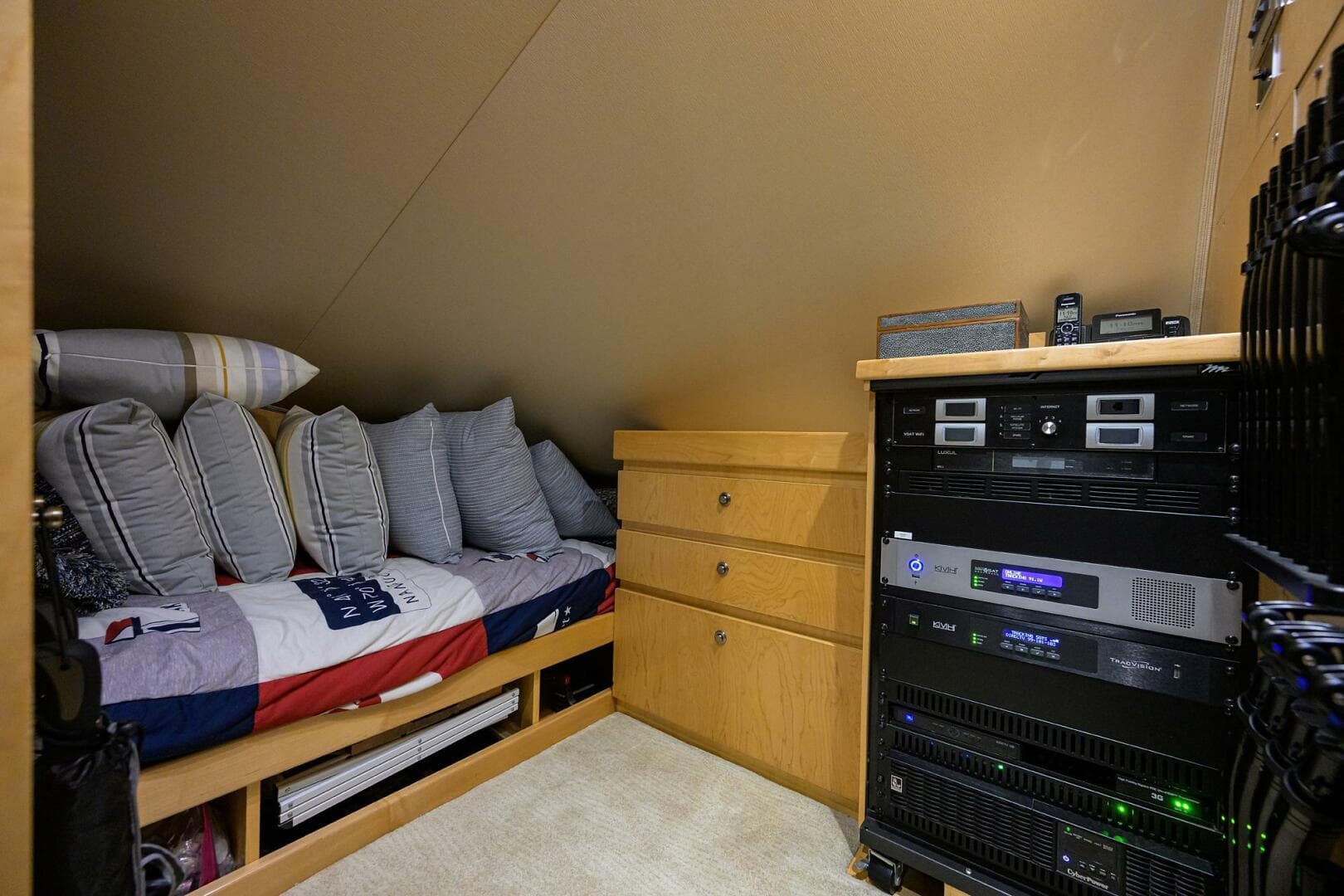 Viking 92 CHINA TIME - Pantry