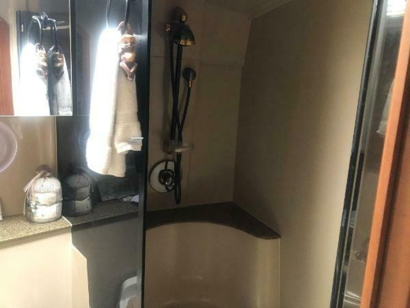 2001 Cruisers Yachts 3672 Express