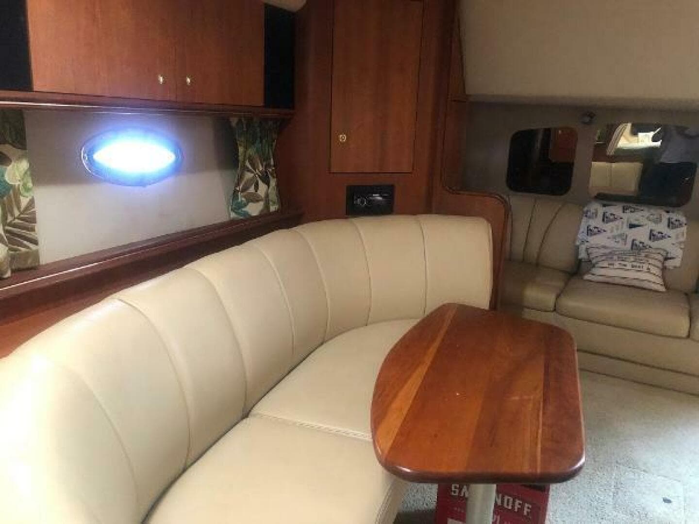 2001 Cruisers Yachts 3672 Express