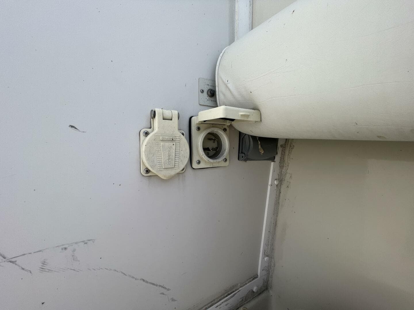 1989 Silverton 37 Convertible