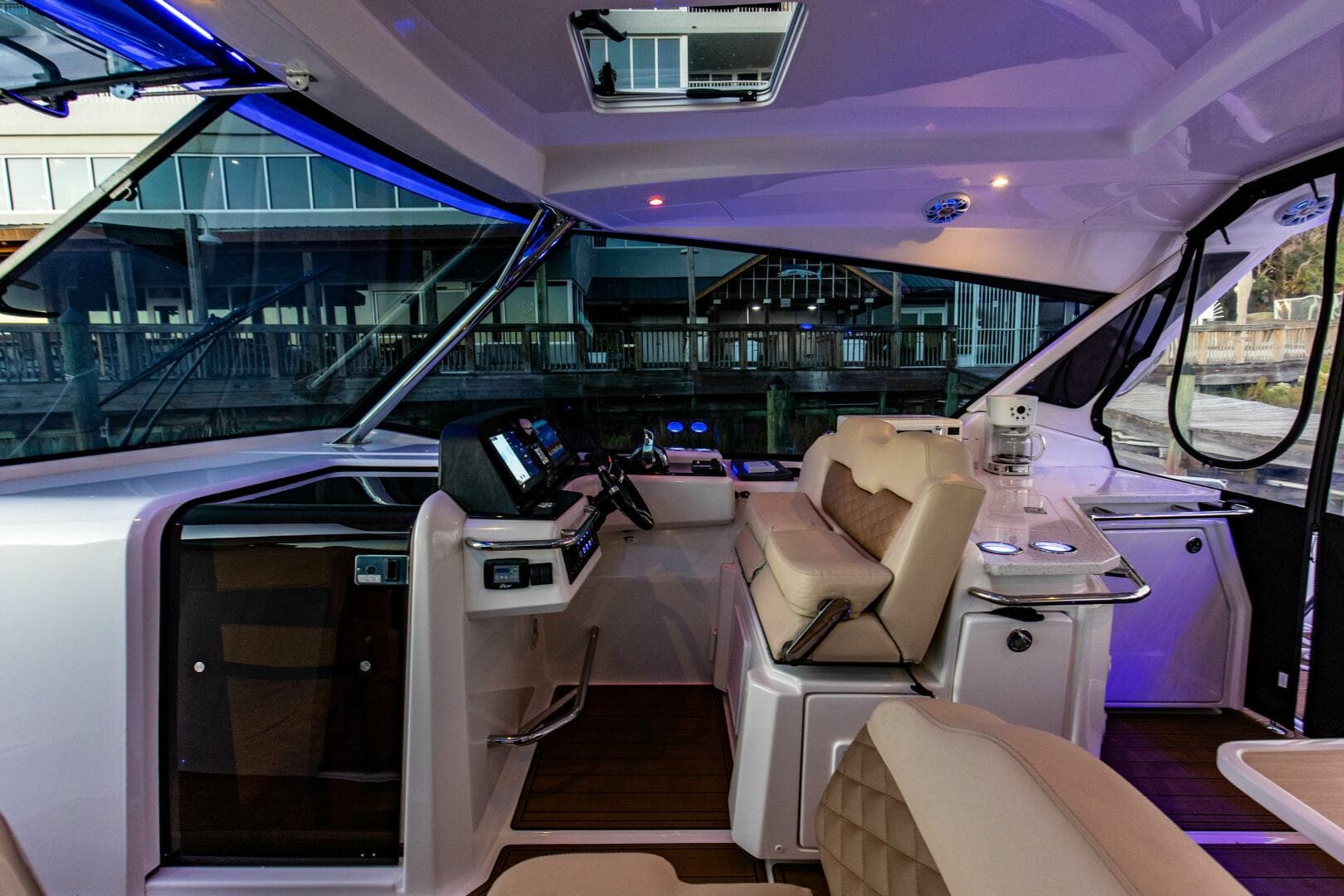 2018 36 Aquila 36 Power Cat Katz Azz Helm (2)