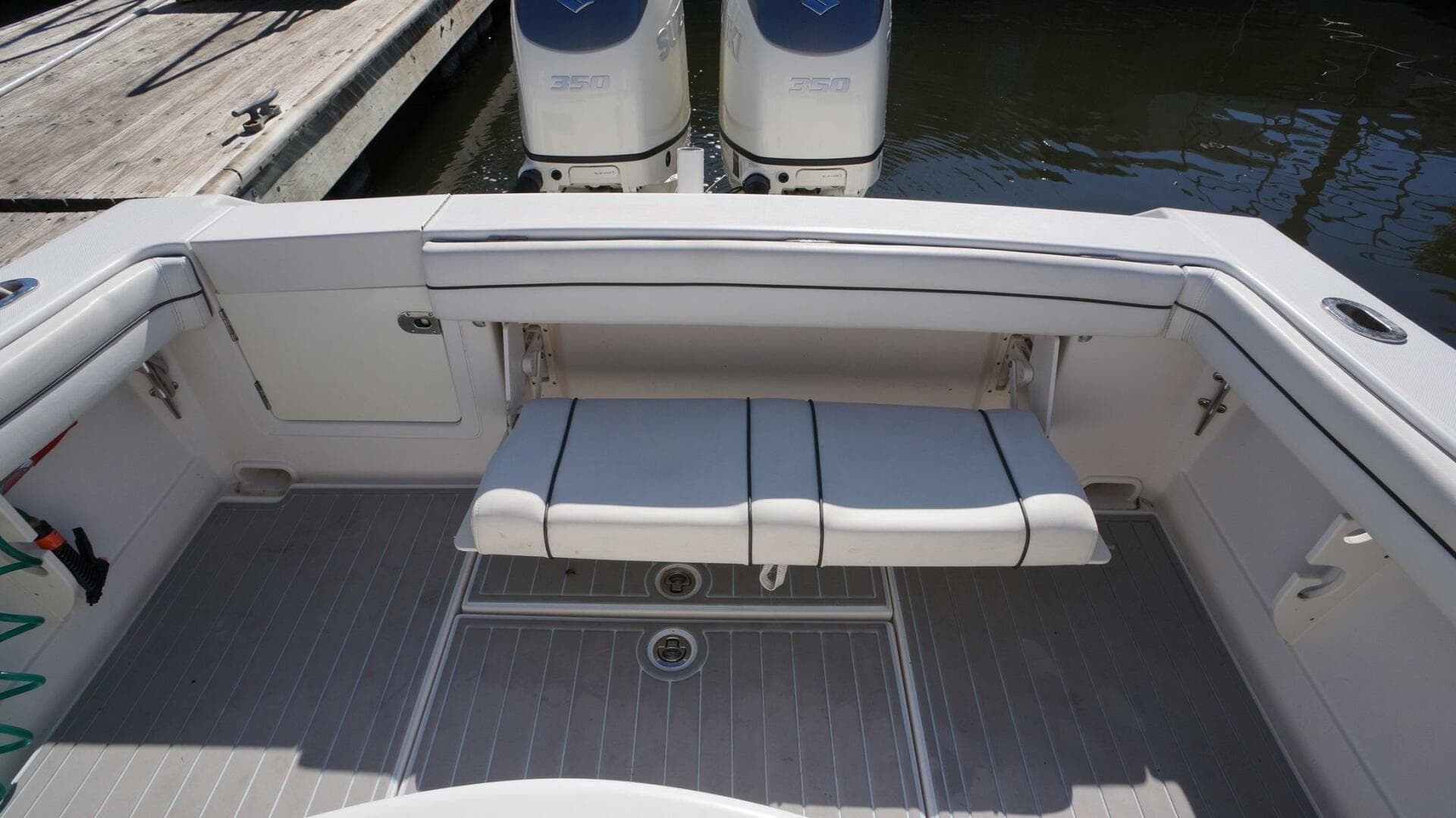 30 Jupiter FS 2015 Transom Bench