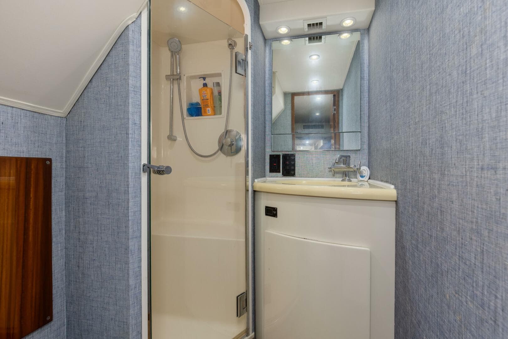 2001 65 Viking Convertible Enclosed Bridge Partnership Crew Head