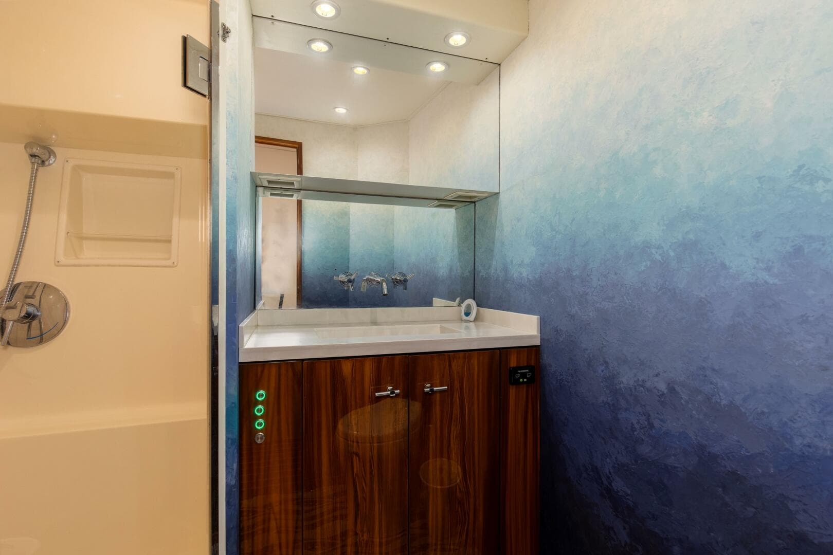 2001 65 Viking Convertible Enclosed Bridge Partnership Guest Head