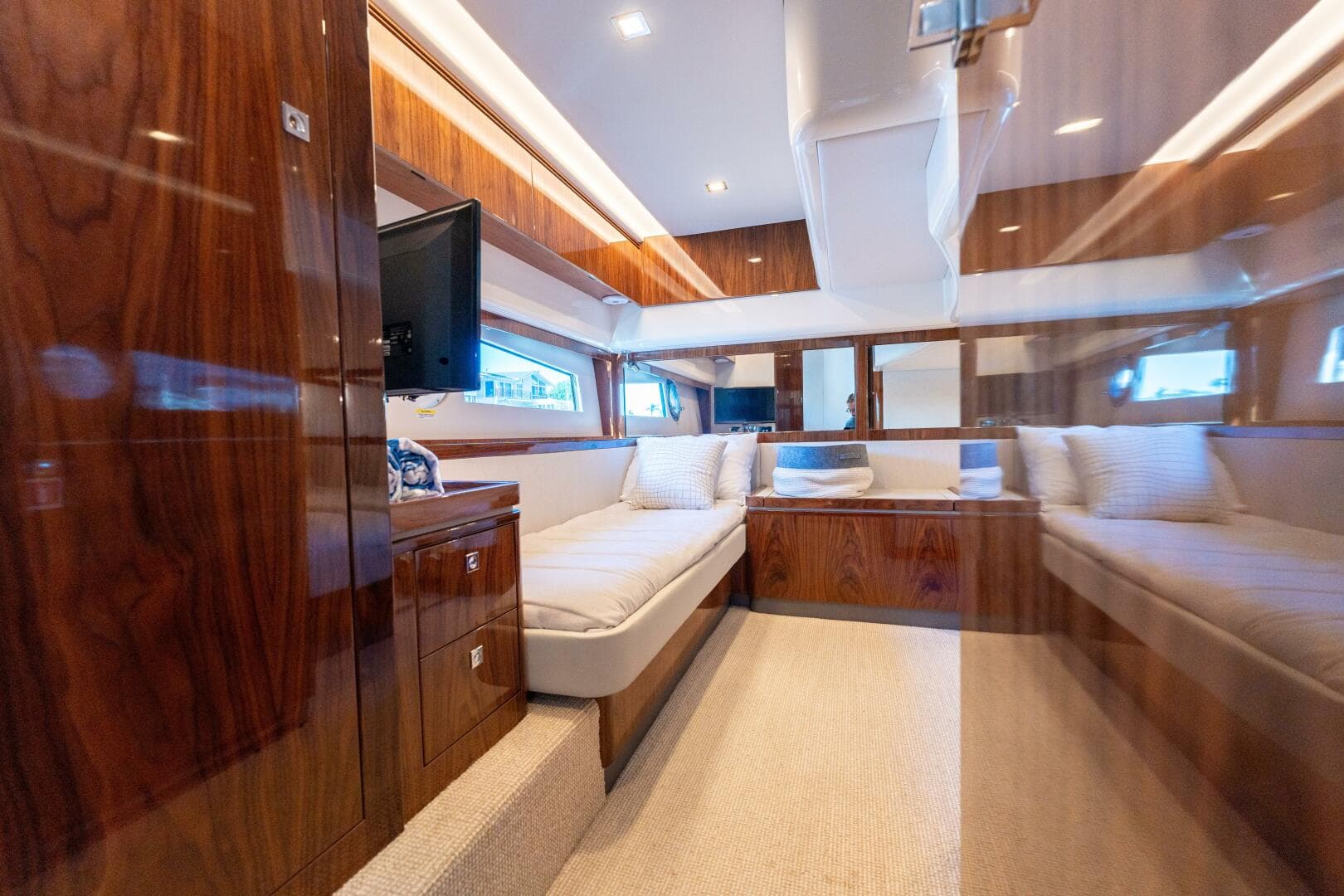 2022 Riviera 4800 Sport Yacht - VENTURES64