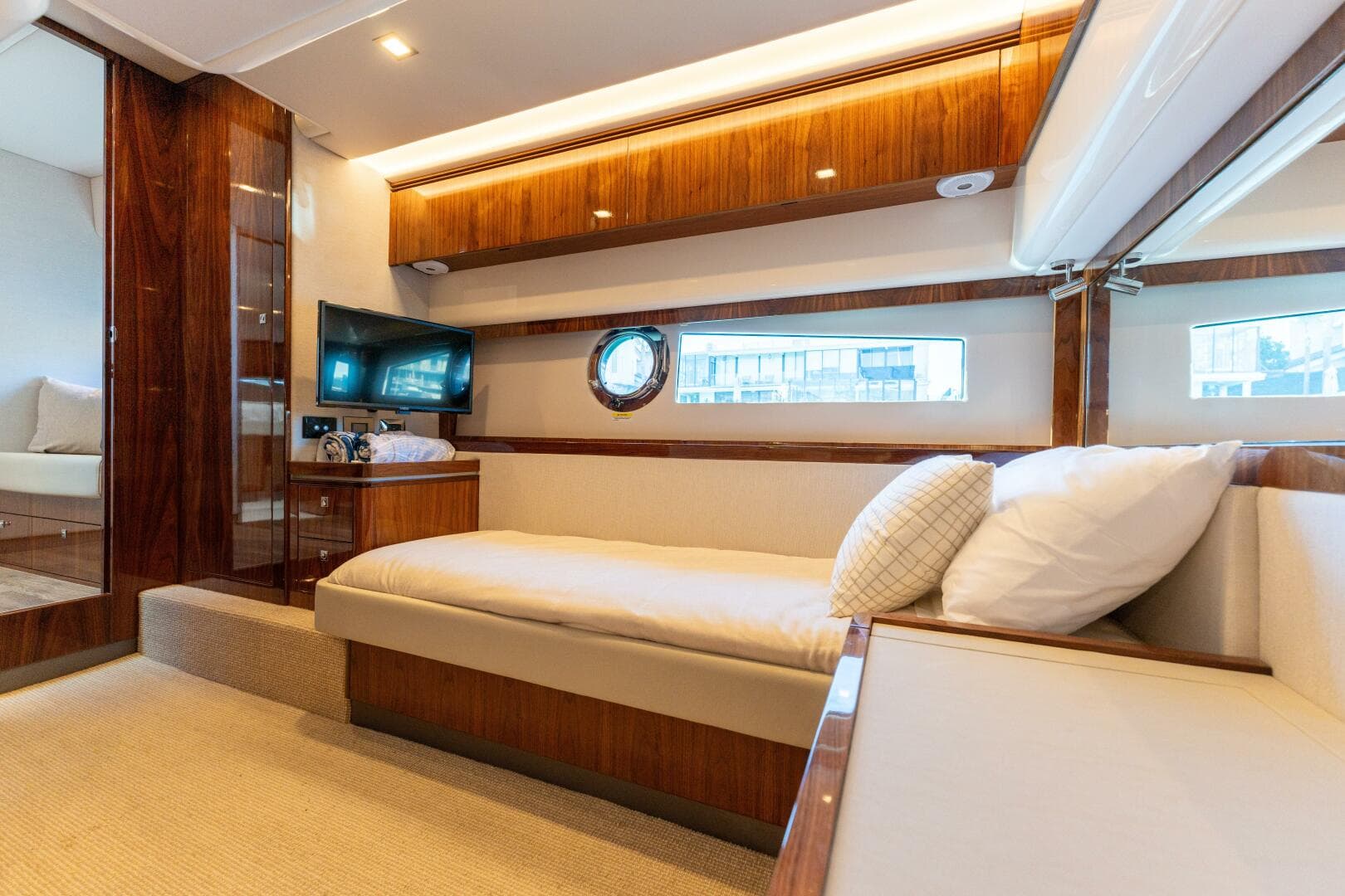 2022 Riviera 4800 Sport Yacht - VENTURES64