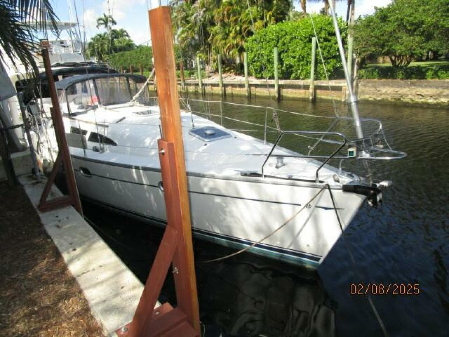37' Jeanneau starboard forward profile