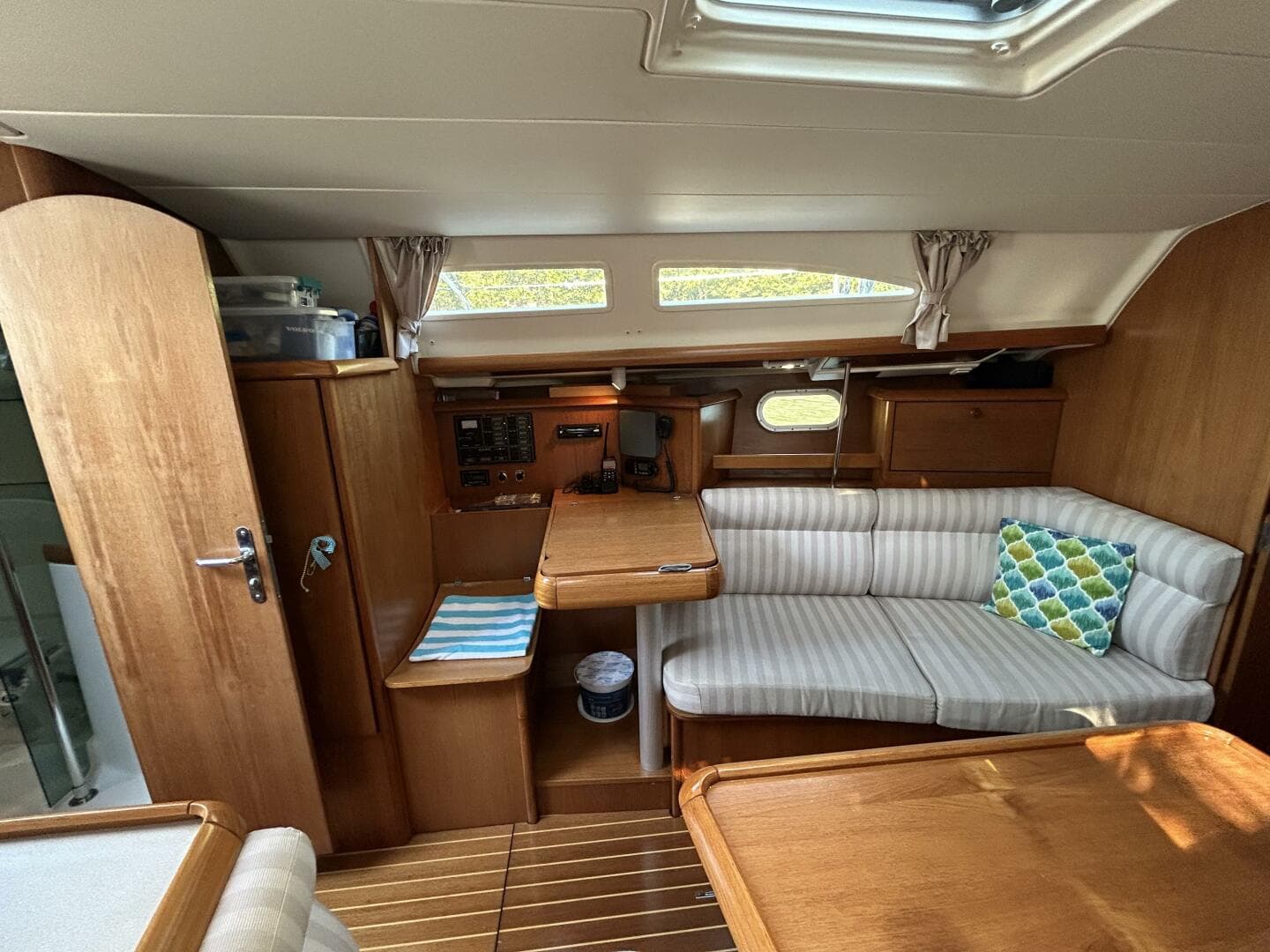 37' Jeanneau salon port