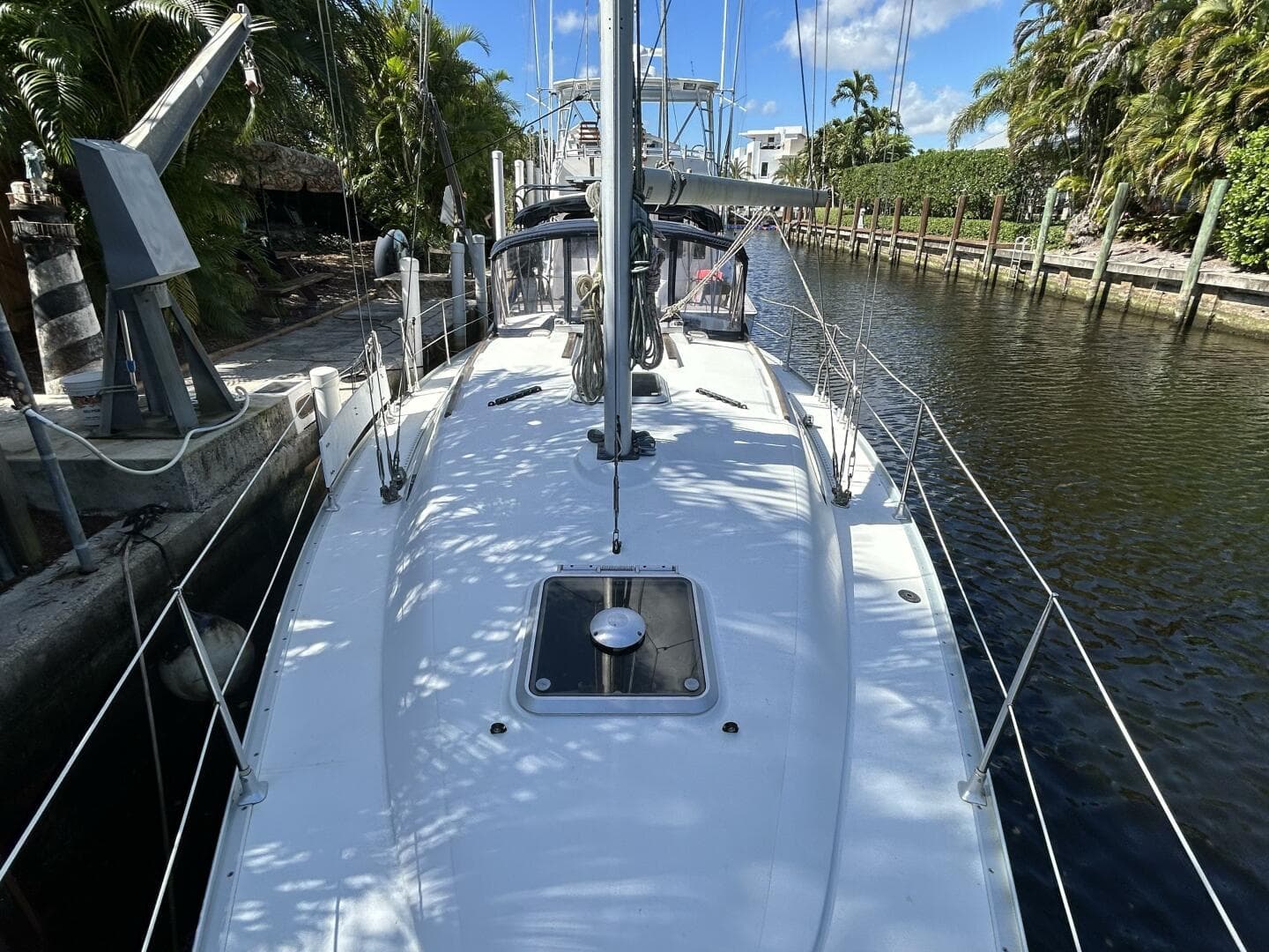 37' Jeanneau foredeck aft