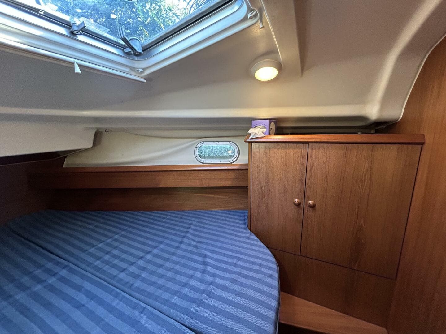 37' Jeanneau forward stateroom starboard