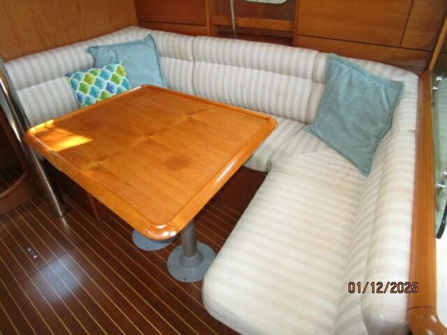 37' Jeanneau salon starboard seating1