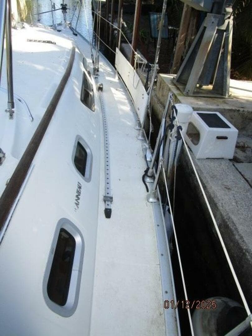 37' Jeanneau starboard side deck