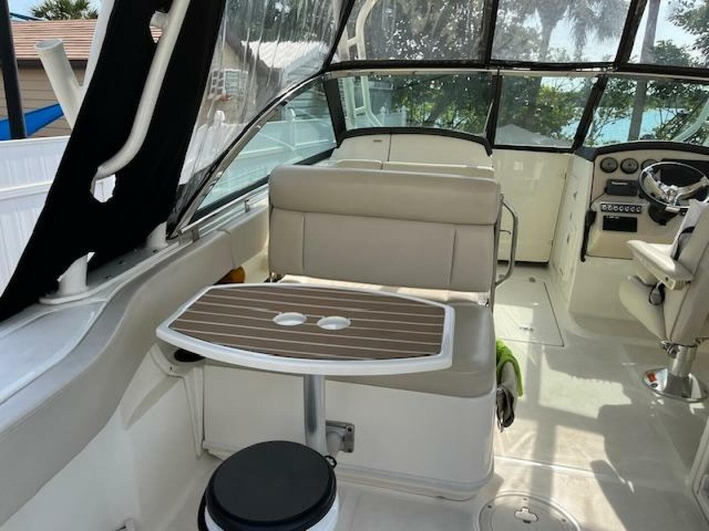 2018 Boston Whaler 270 Vantage boat interior with seating and table.