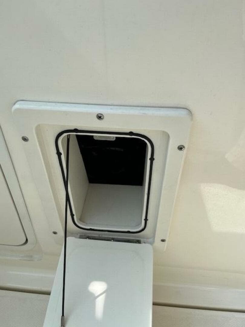 2018 Boston Whaler 270 Vantage storage compartment.