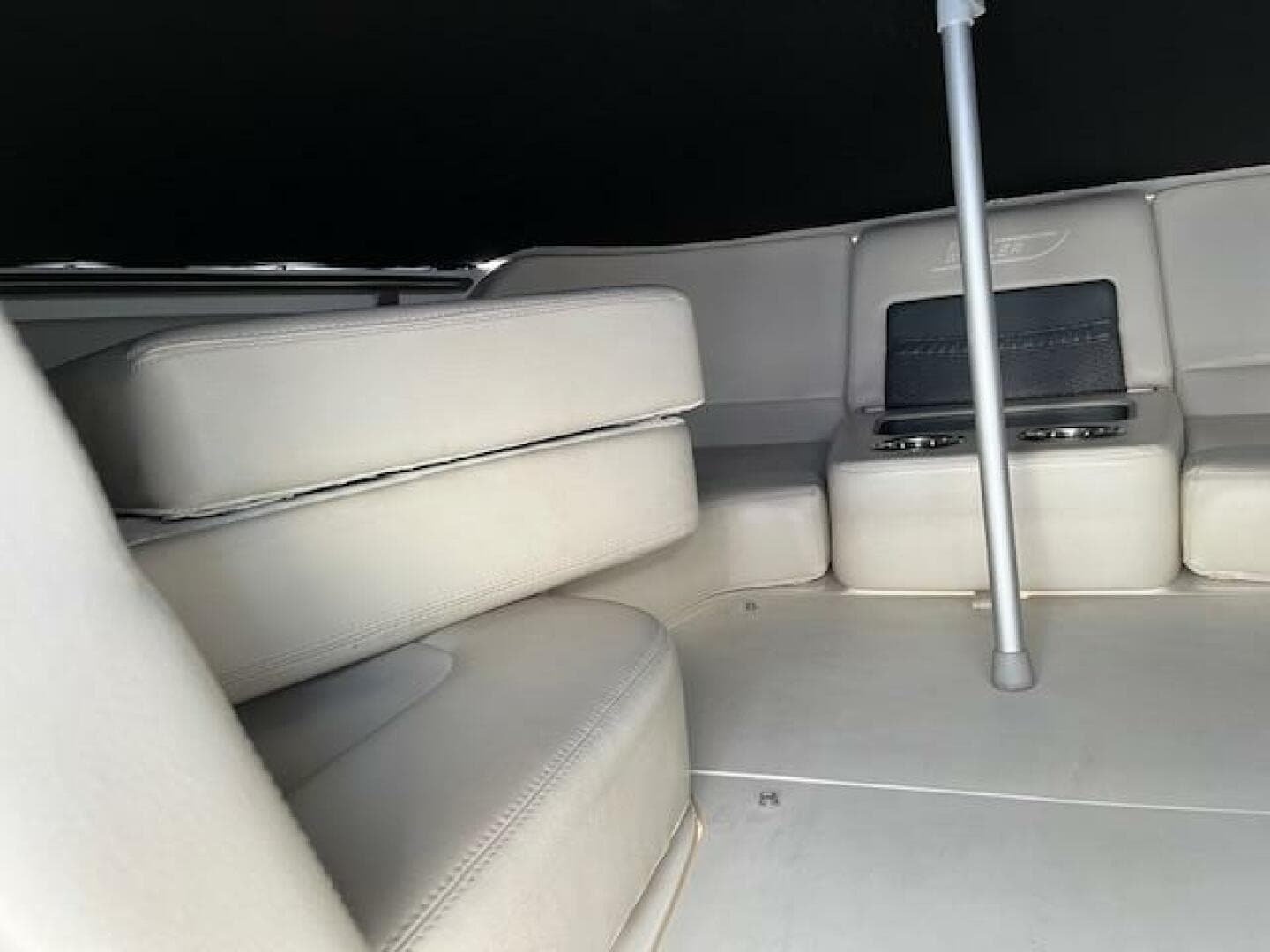 Interior seating of 2018 Boston Whaler 270 Vantage boat.