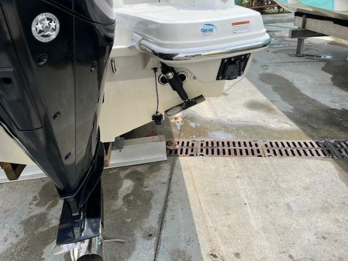 2018 Boston Whaler 270 Vantage boat stern with outboard motor.