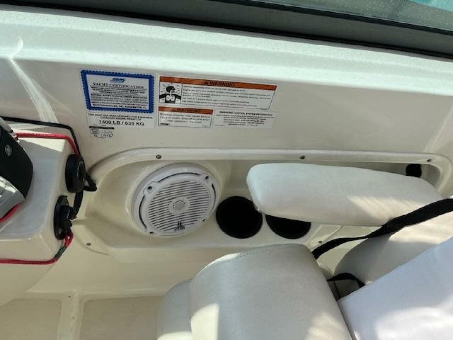 Boston Whaler 270 Vantage 2018 boat interior with speaker and seating.