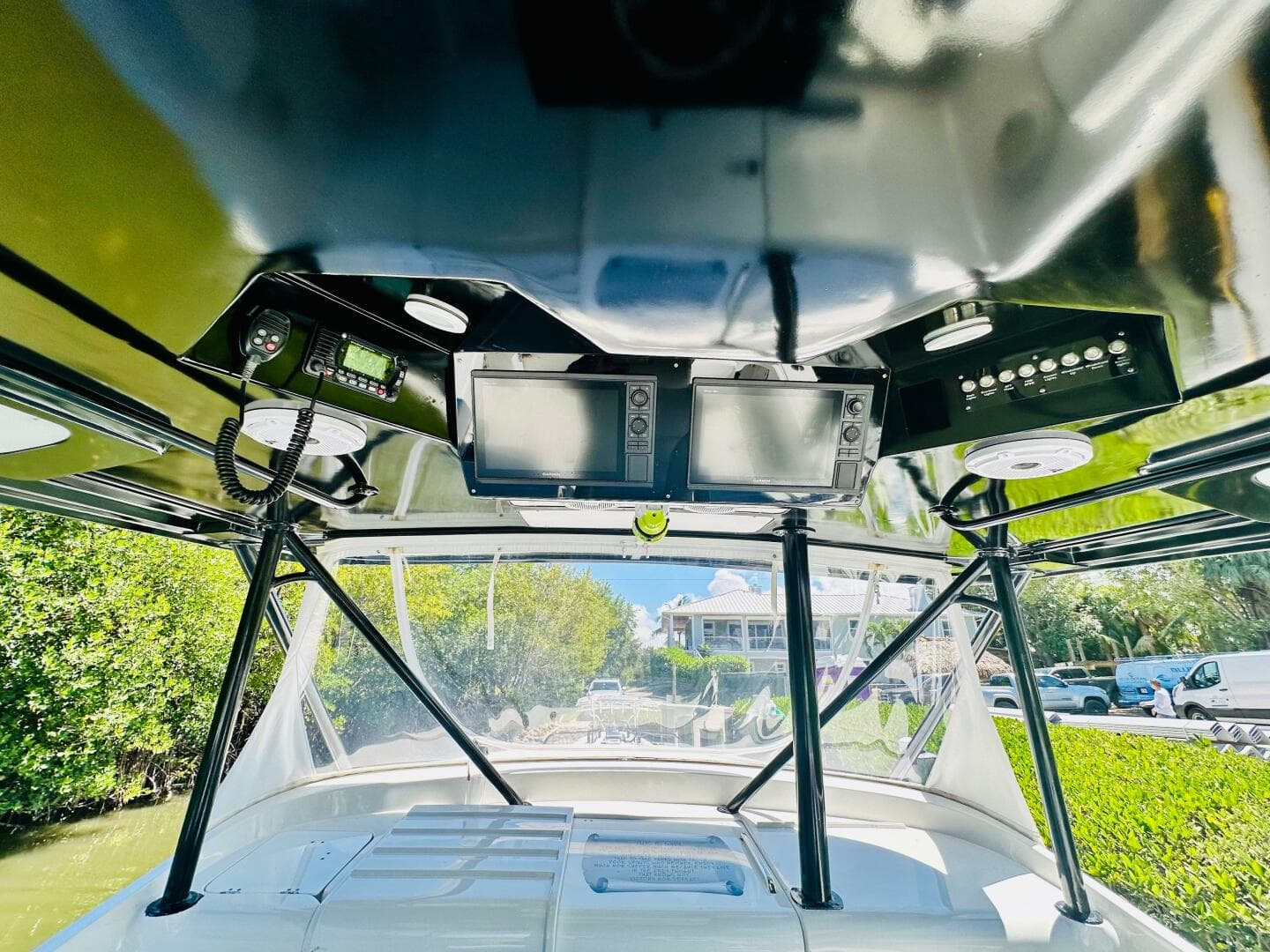 2000 Luhrs Tournament 320 Open boat cockpit with navigation equipment.