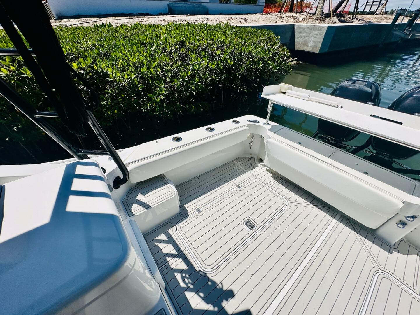 2000 Luhrs Tournament 320 Open boat deck with seating and storage compartments.