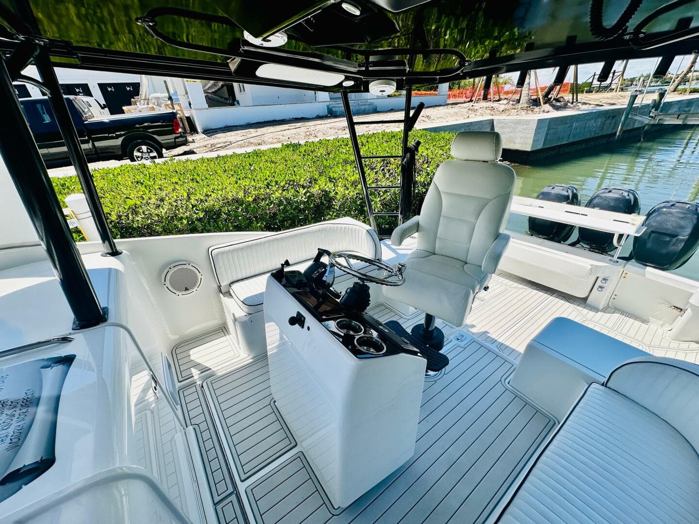 2000 Luhrs Tournament 320 Open boat cockpit with helm station and seating.