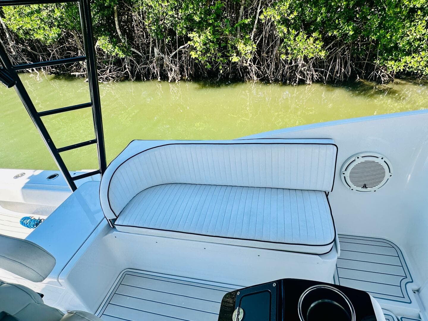 2000 Luhrs Tournament 320 Open boat seating area with white cushioned bench.