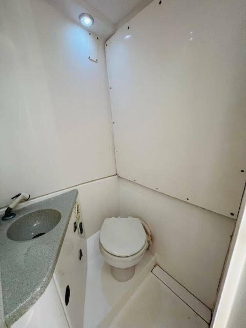 1999 Venture 34 Walkaround with Tower