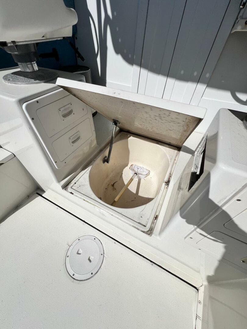 1988 Grady-White 25 SAILFISH boat storage compartment open on deck.