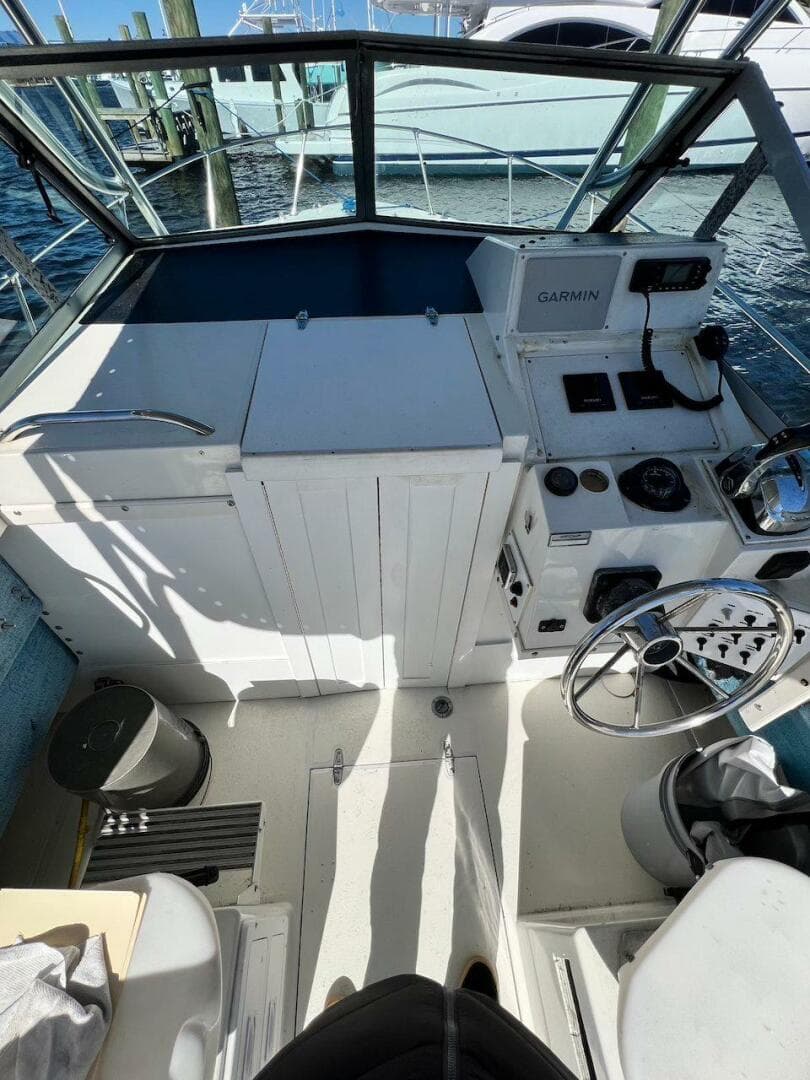 1988 Grady-White 25 SAILFISH boat cockpit with Garmin navigation system.