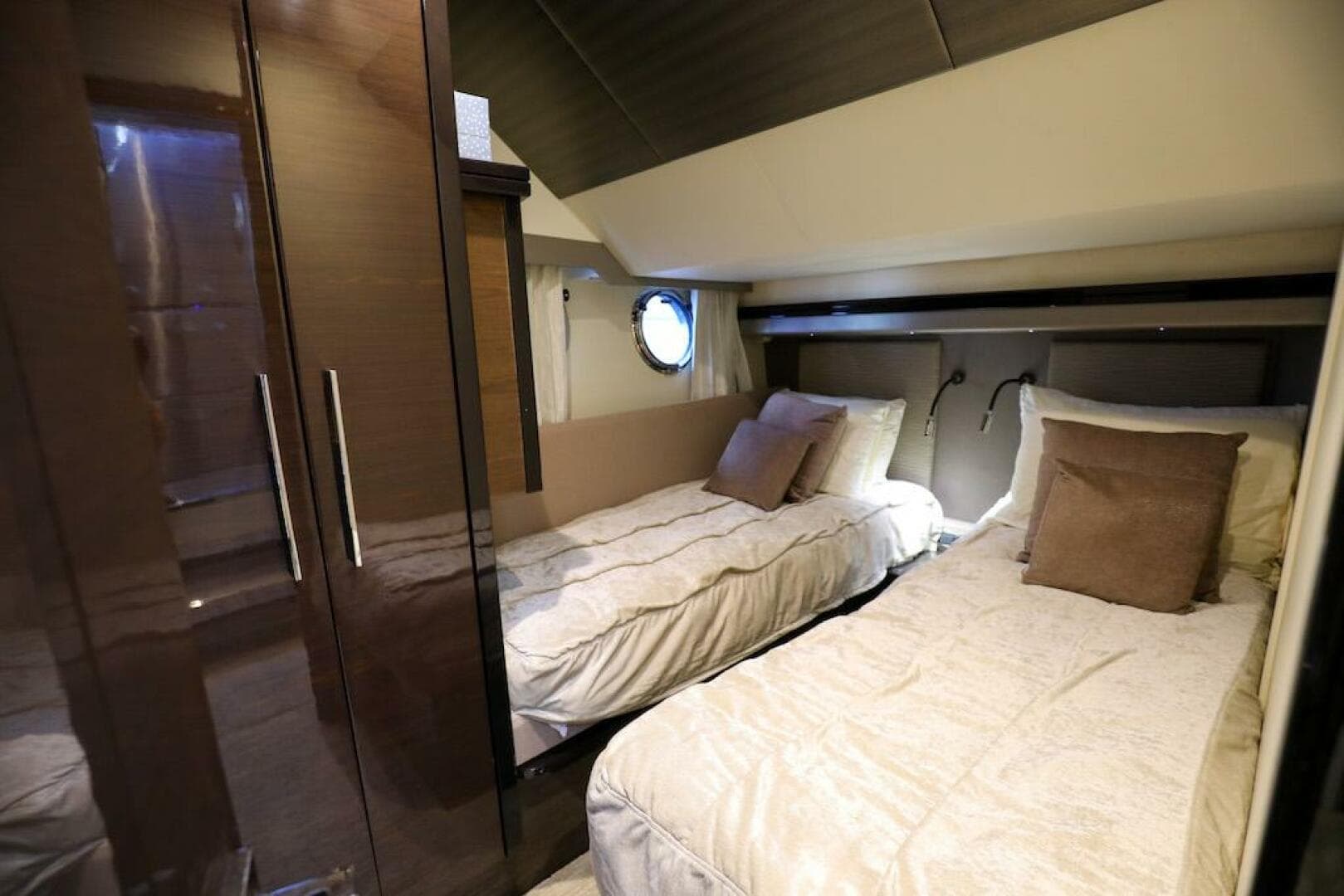 2016 Marquis 660 Sport Yacht