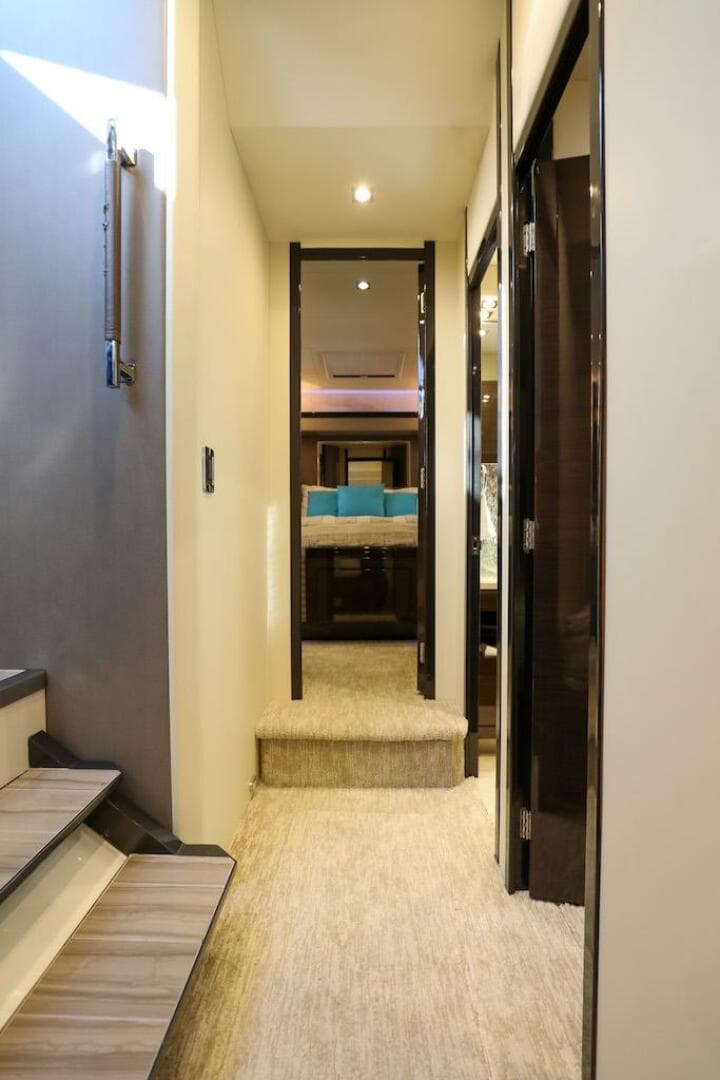 2016 Marquis 660 Sport Yacht