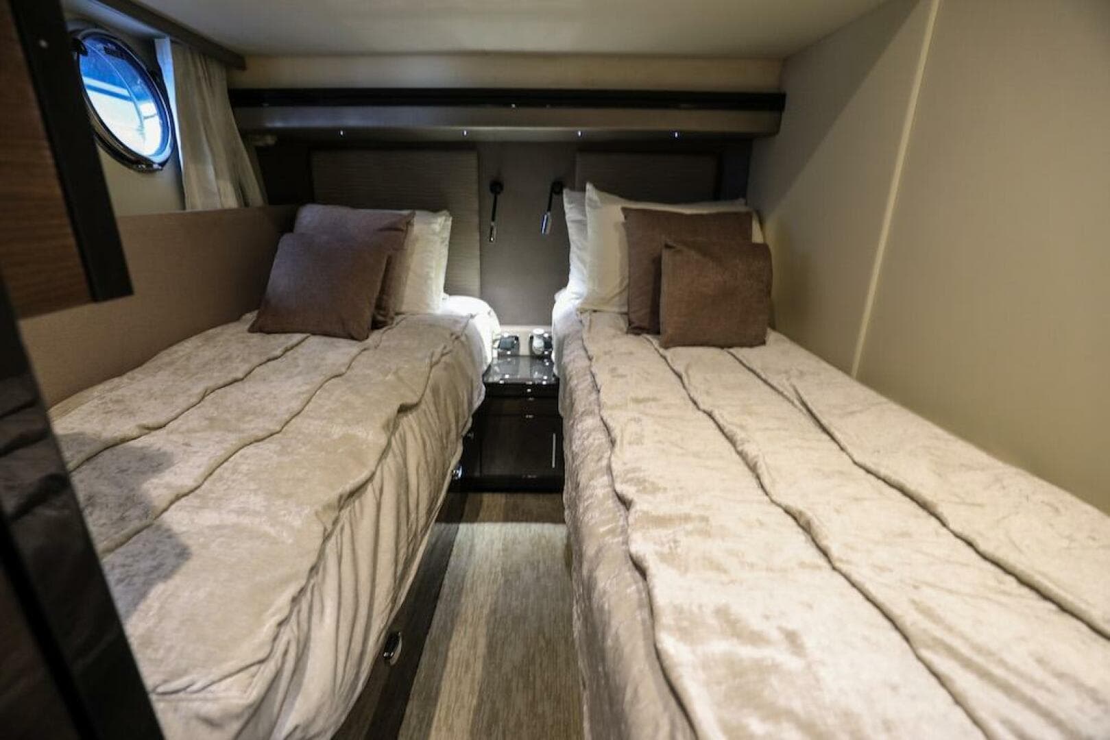 2016 Marquis 660 Sport Yacht