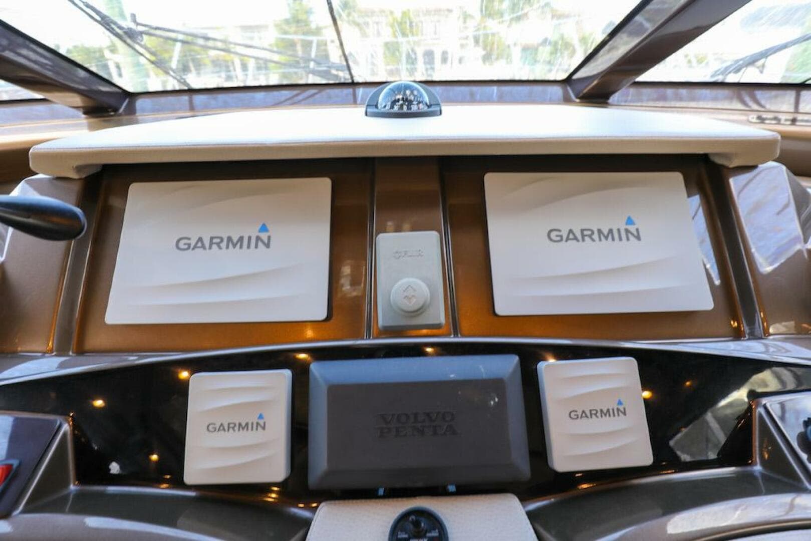 Marquis 660 Sport Yacht 2016 dashboard with Garmin navigation displays.