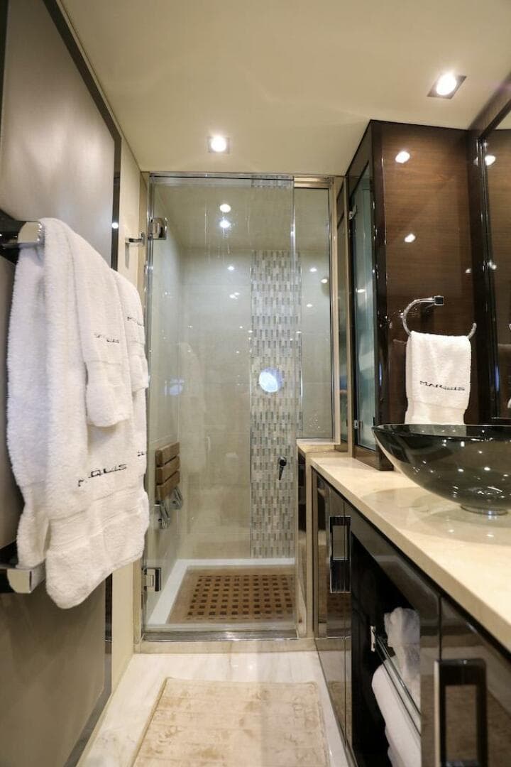 2016 Marquis 660 Sport Yacht