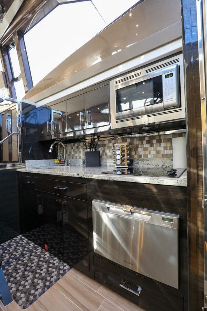 2016 Marquis 660 Sport Yacht