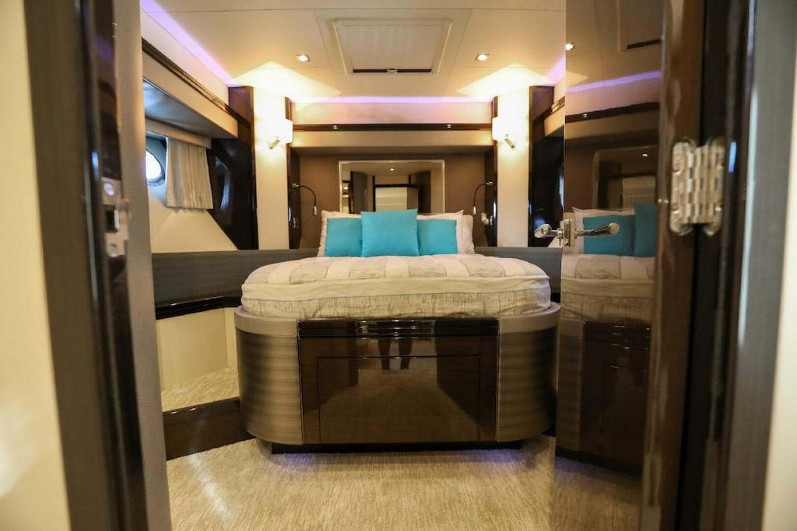 2016 Marquis 660 Sport Yacht