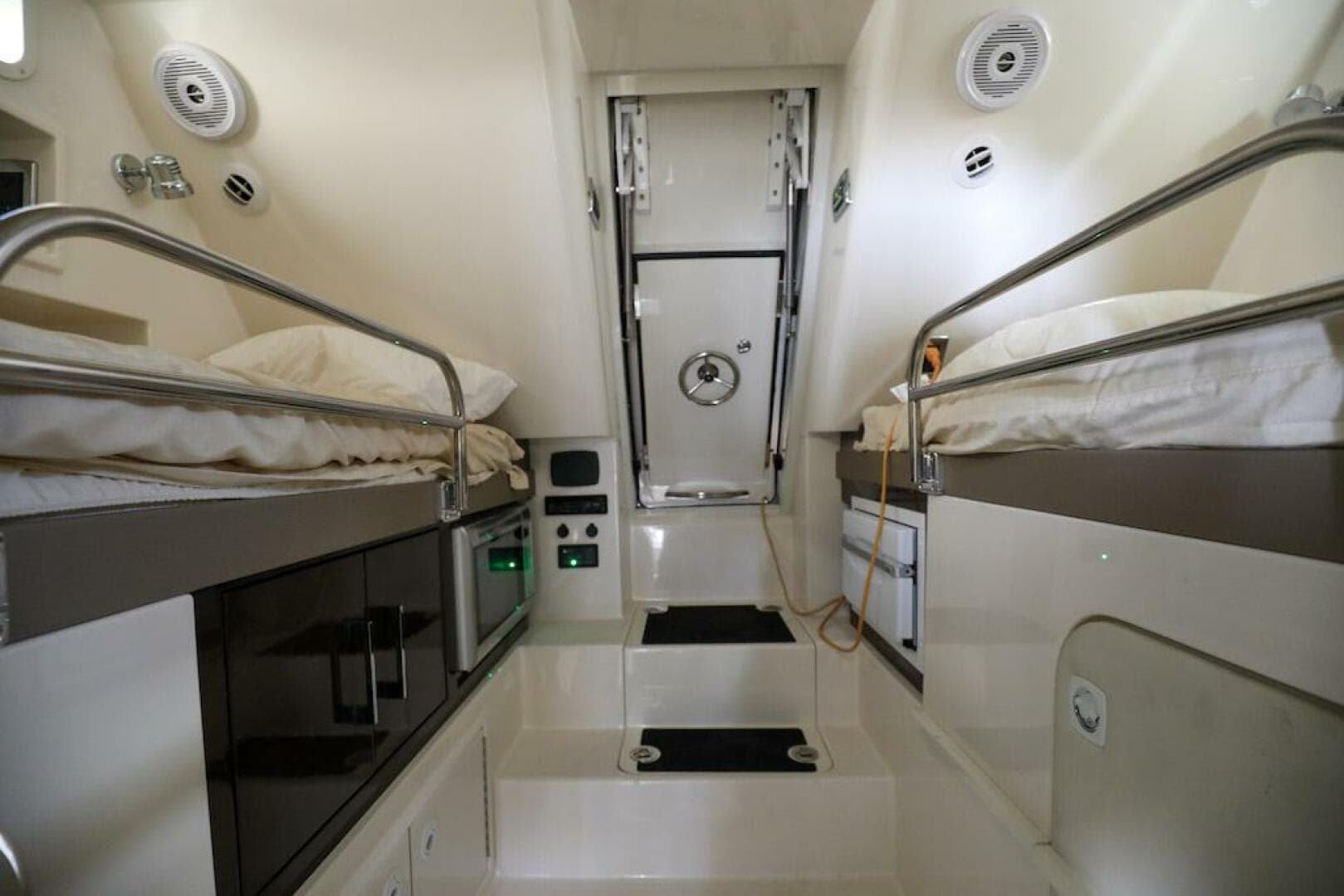 2016 Marquis 660 Sport Yacht