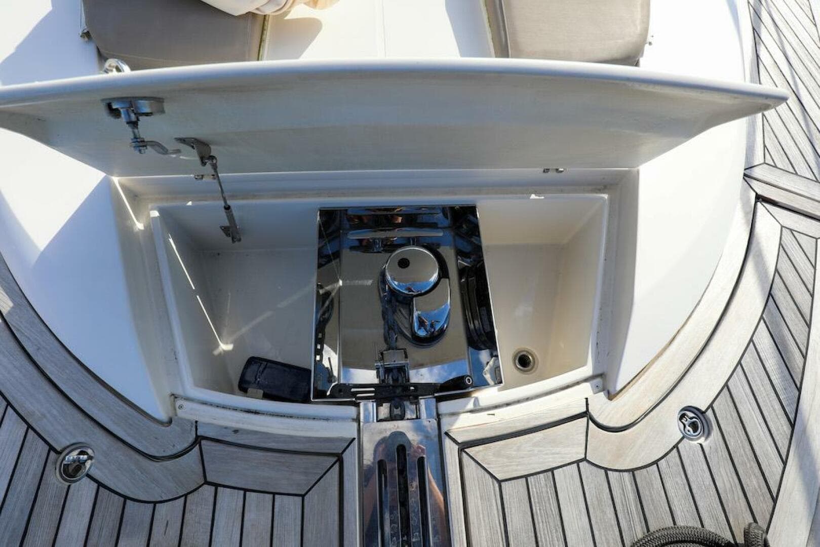 2016 Marquis 660 Sport Yacht