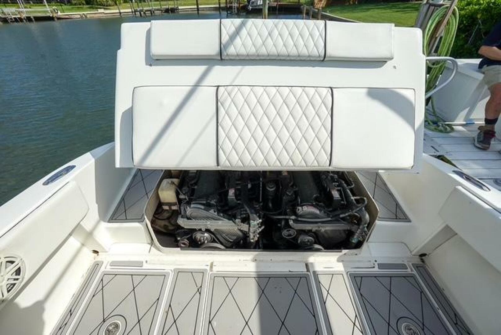 2007 Spectre 37 Center Console