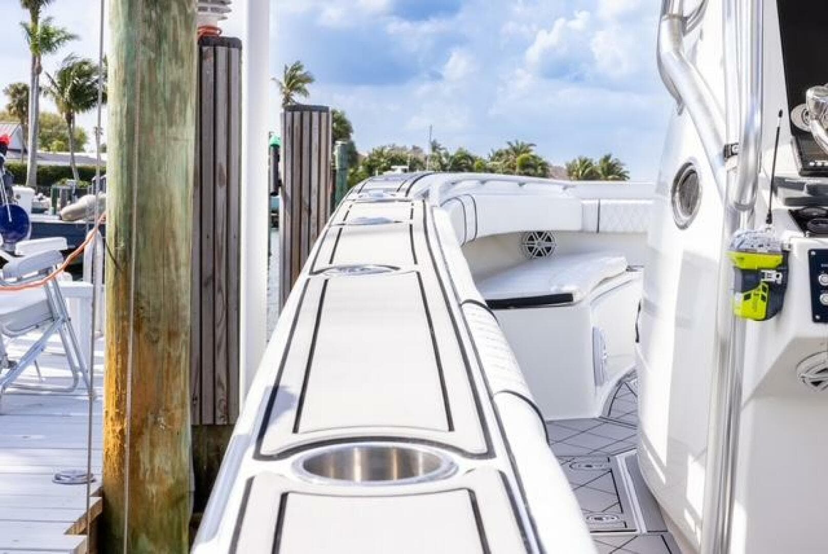 2007 Spectre 37 Center Console