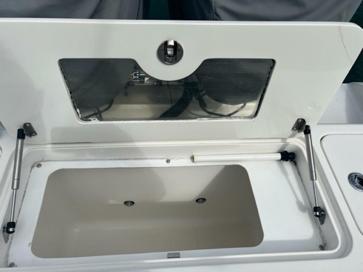 2008 Spectre 34 Center Console