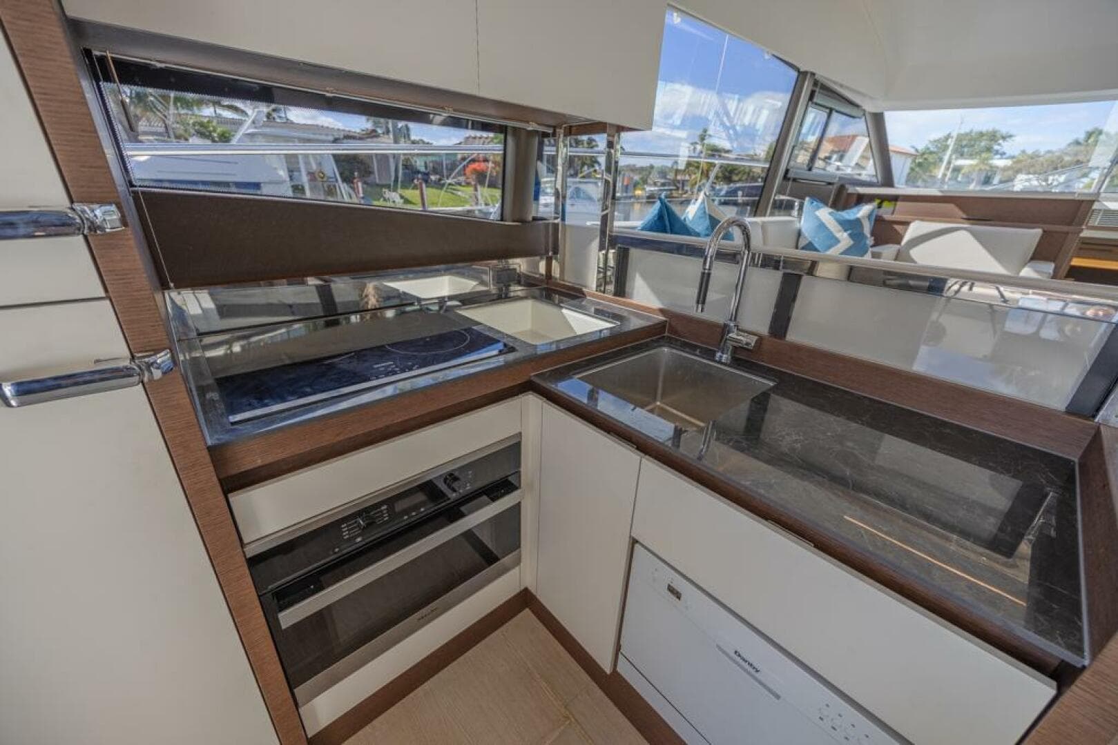 2021 Prestige 520 Flybridge